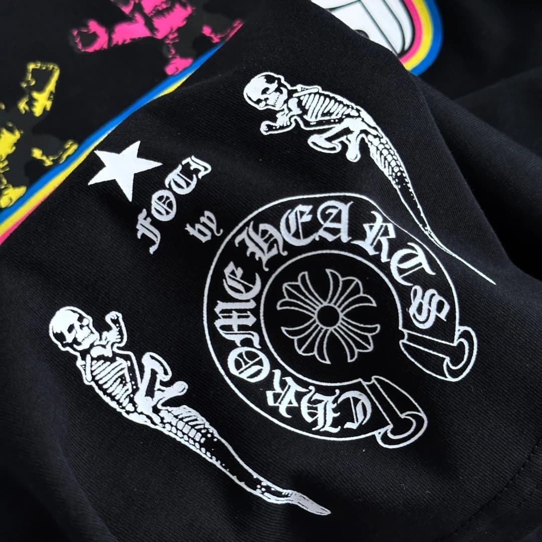 Принт Foti by Chrome Hearts на черной футболке