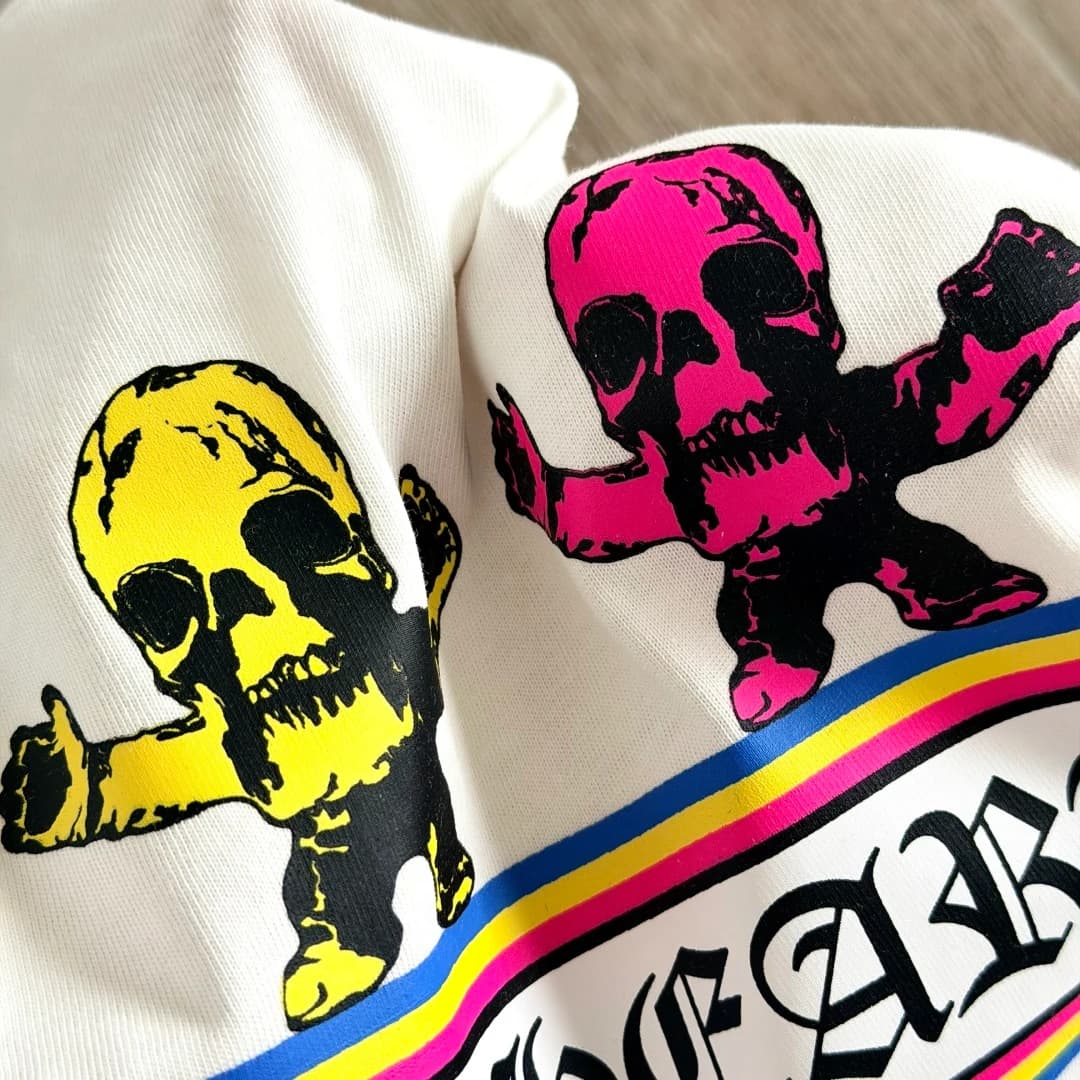 Деталь желтого и розового черепов на белой футболке Chrome Hearts Foti Skull