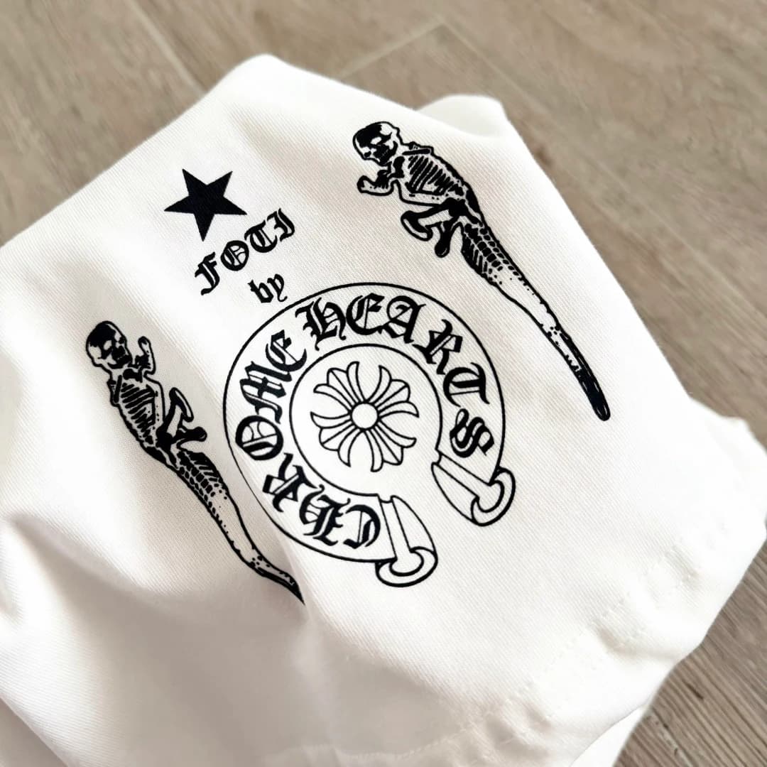 Принт Foti by Chrome Hearts на белой футболке