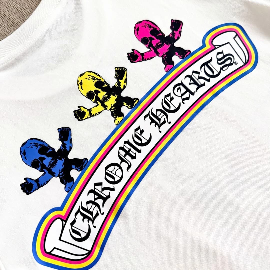 Принт с логотипом и черепами на спине белой футболки Chrome Hearts Foti Skull