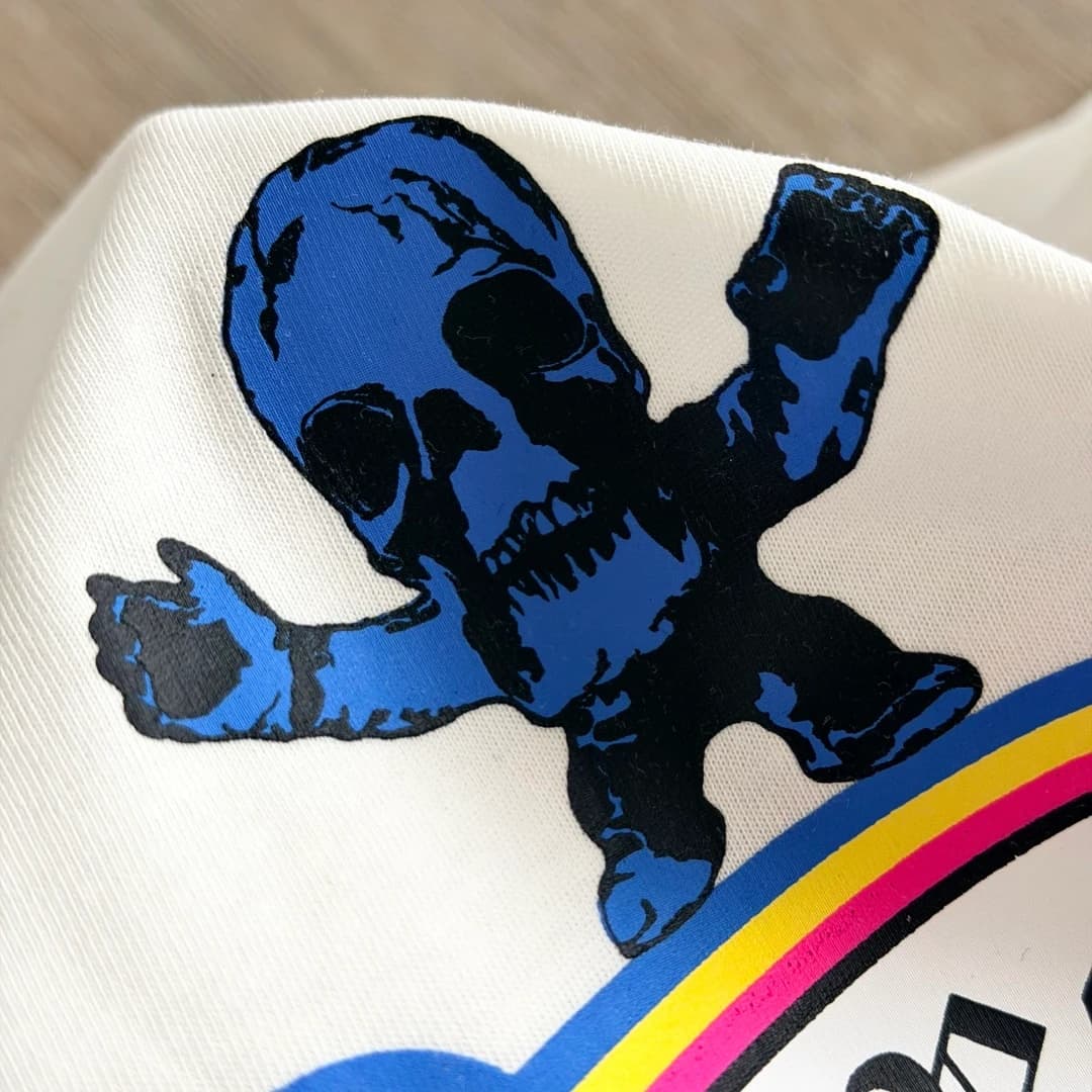 Деталь синего черепа на белой футболке Chrome Hearts Foti Skull