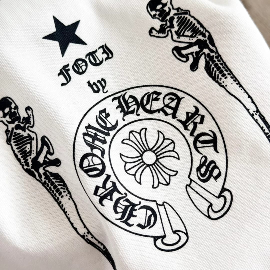 Крупный план принта Foti by Chrome Hearts на белой футболке