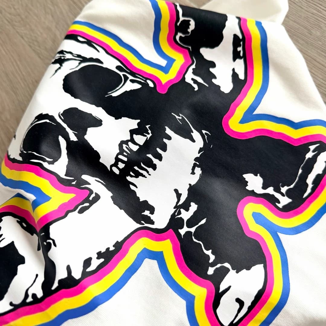Деталь принта со скелетом на белой футболке Chrome Hearts Foti Skull
