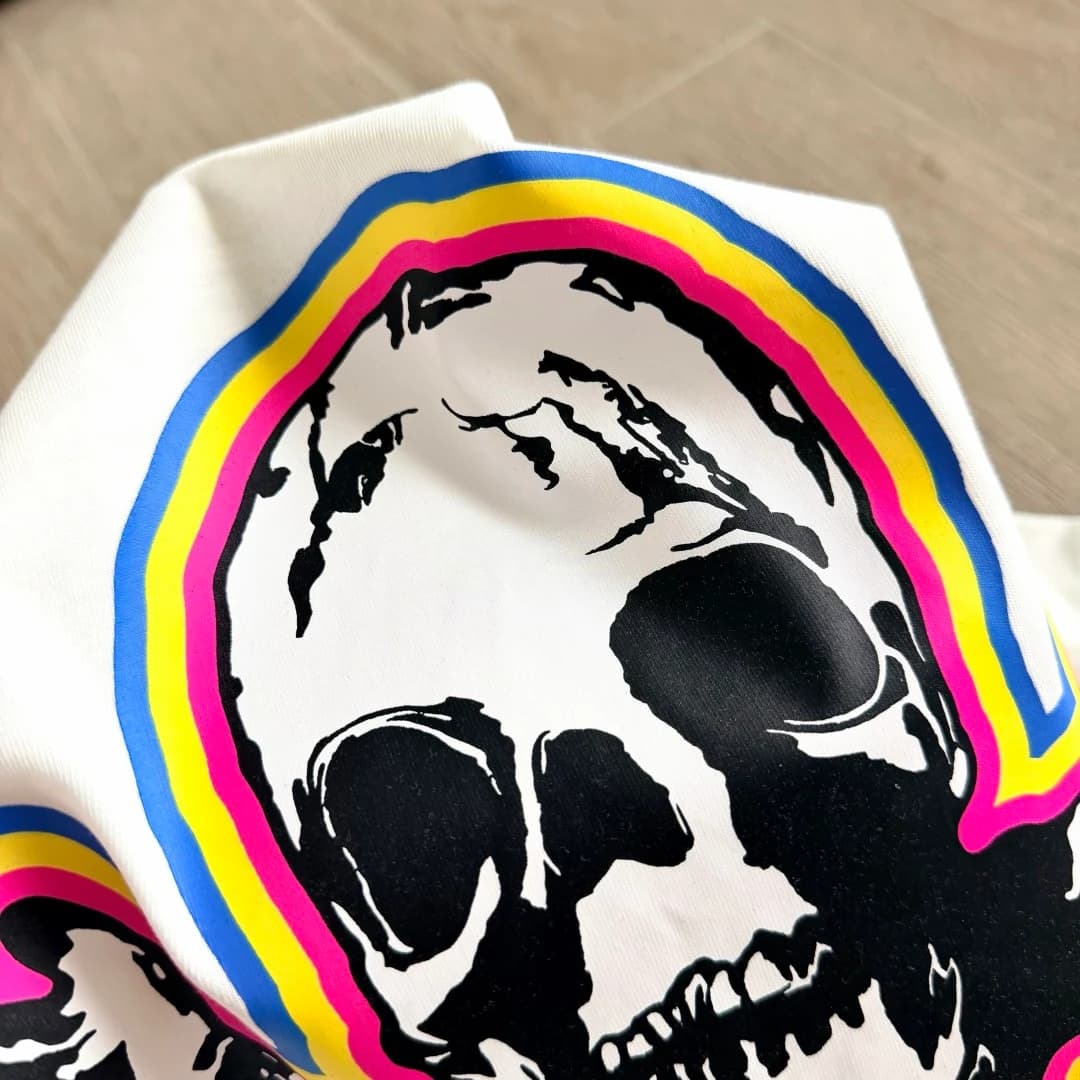 Крупный план принта со скелетом на белой футболке Chrome Hearts Foti Skull