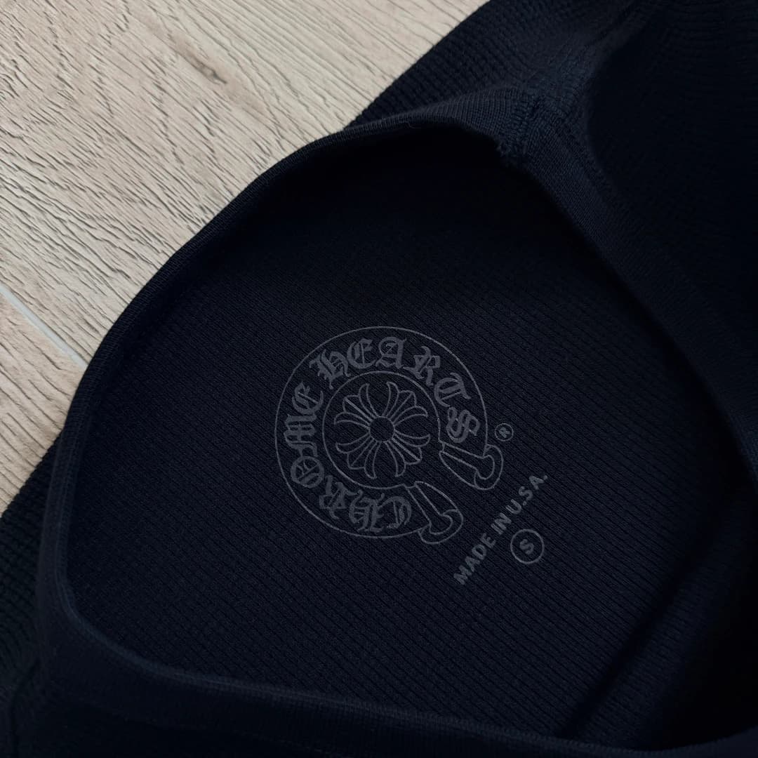 Внутренний принт на воротнике лонгслива Chrome Hearts
