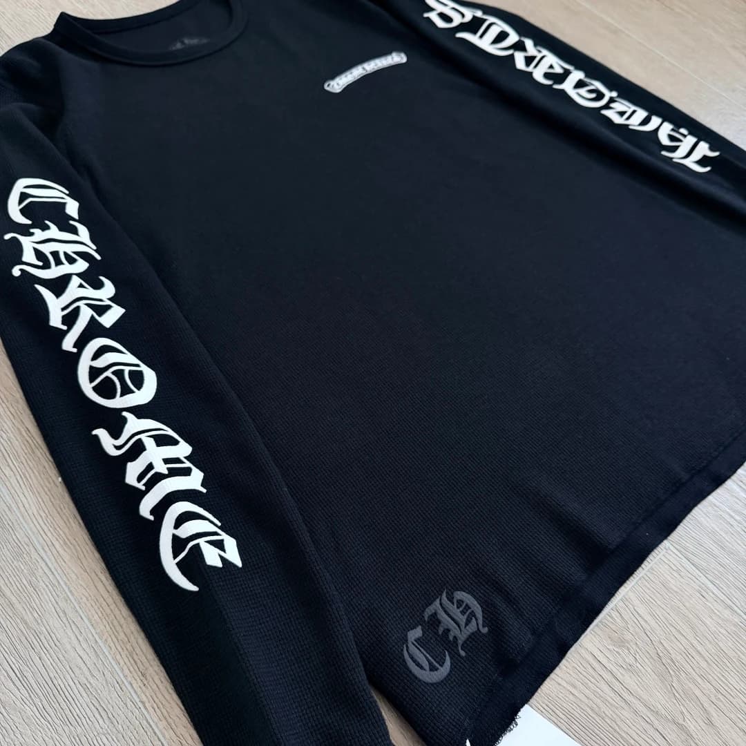 Детали кроя и принтов лонгслива Chrome Hearts