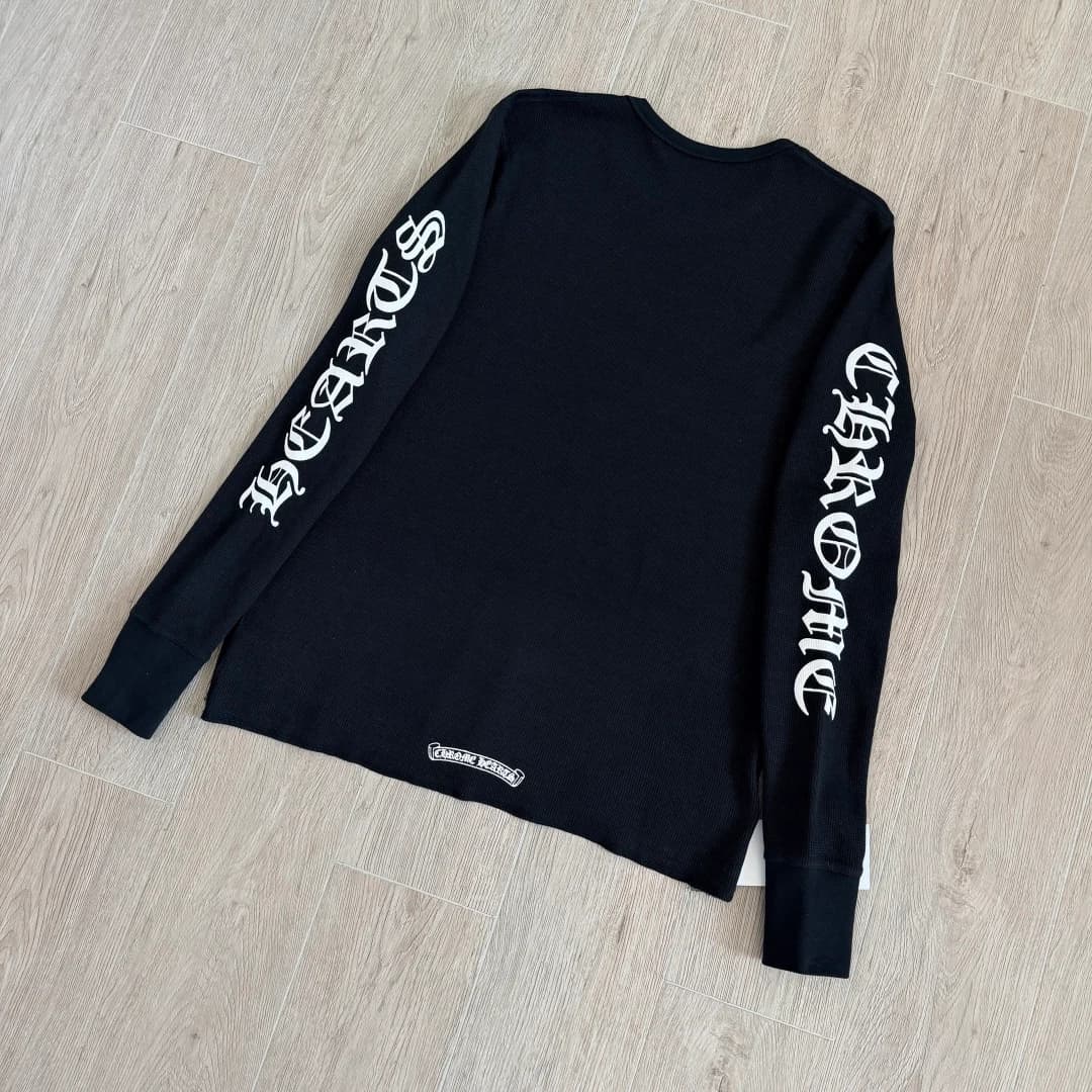 Черный лонгслив Chrome Hearts, вид сзади под углом