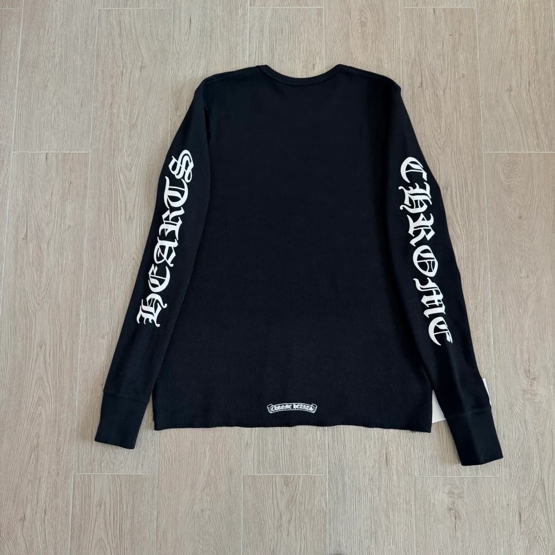 Черный лонгслив Chrome Hearts, вид сзади