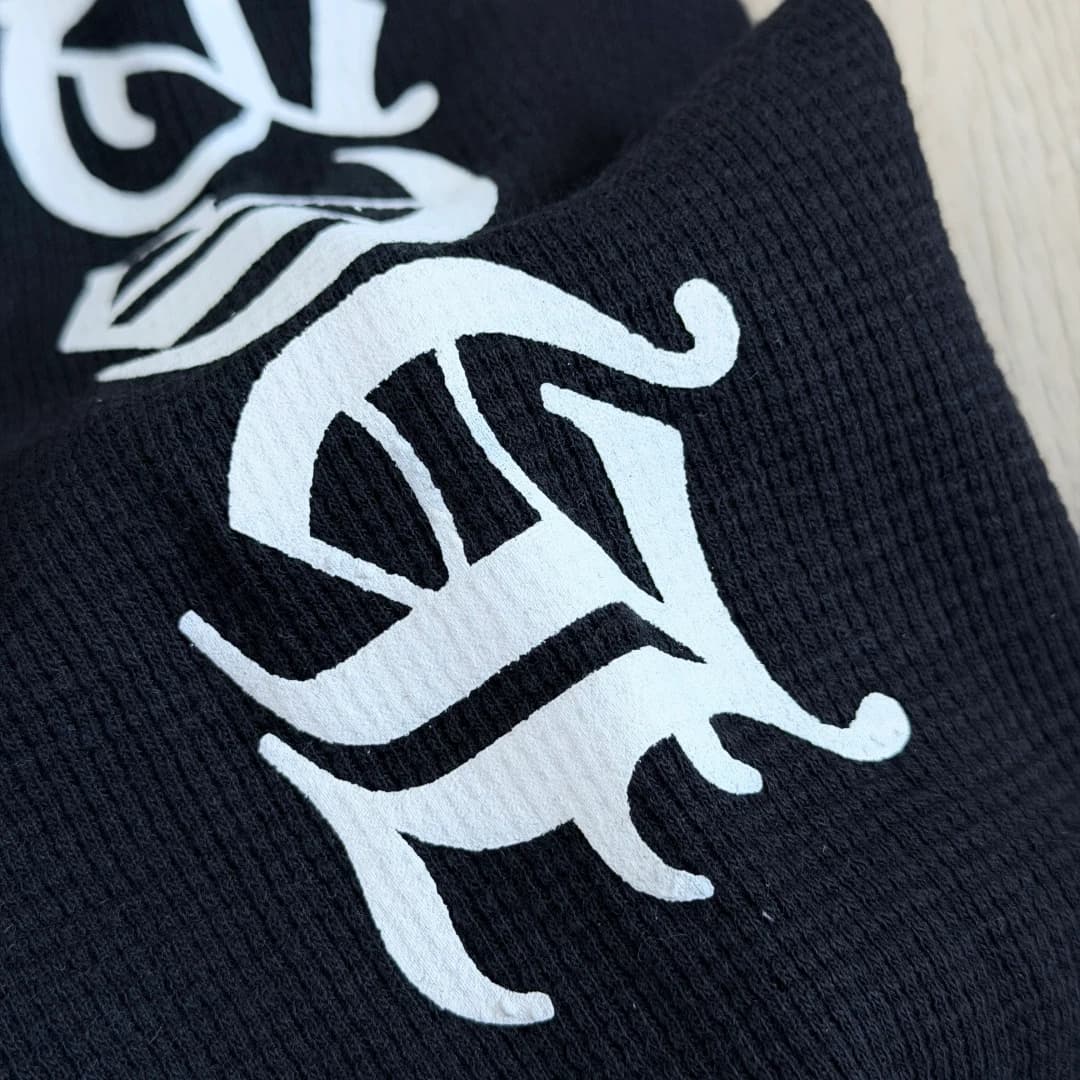 Принт на лонгсливе Chrome Hearts крупным планом