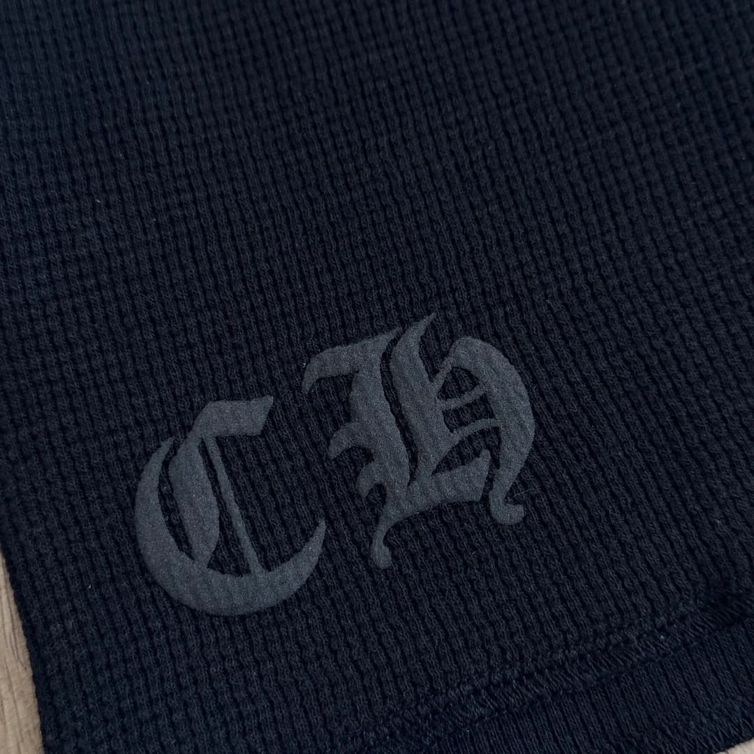 Вышитый логотип CH на лонгсливе Chrome Hearts