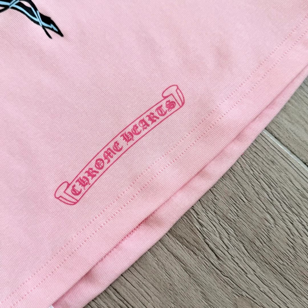 Логотип Chrome Hearts на нижней части спинки