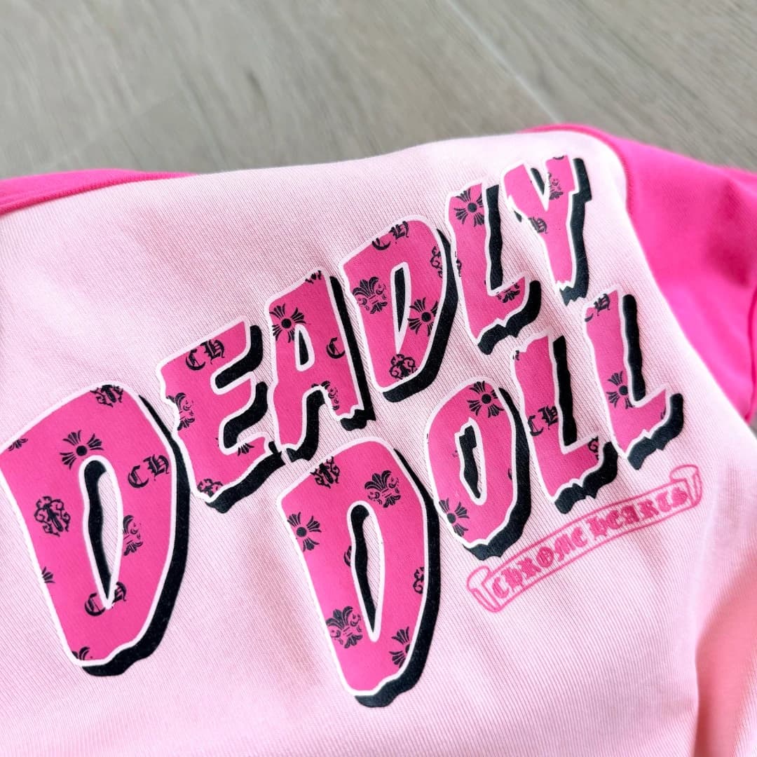 Крупный план принта Deadly Doll