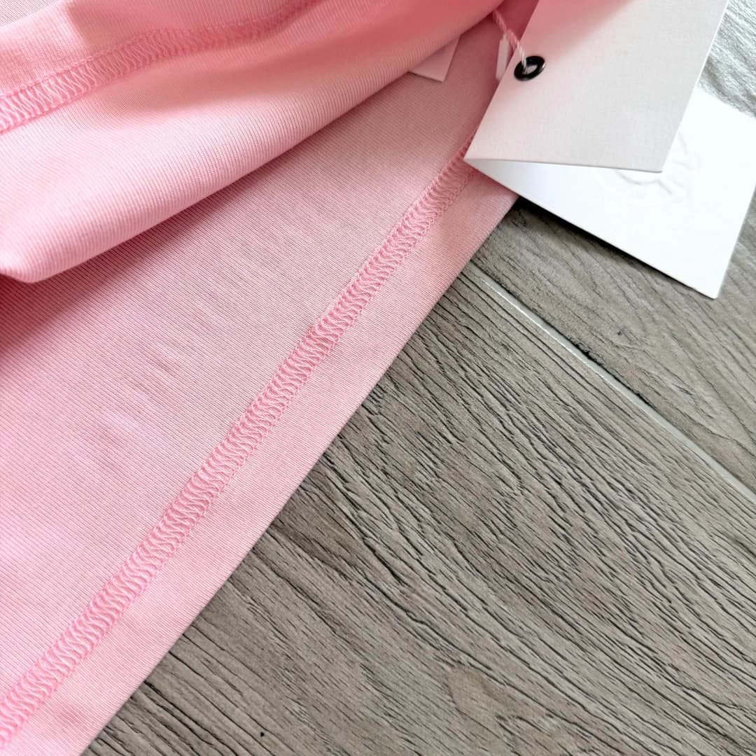 Детали швов и подгиба низа футболки Chrome Hearts Deadly Doll