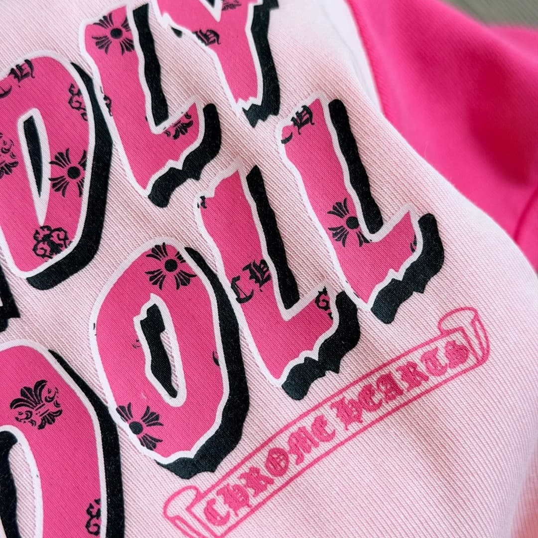 Принт Deadly Doll на передней части футболки