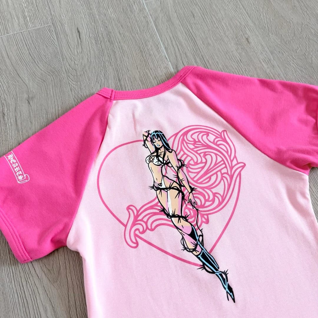 Графичный принт на спинке футболки Chrome Hearts Deadly Doll