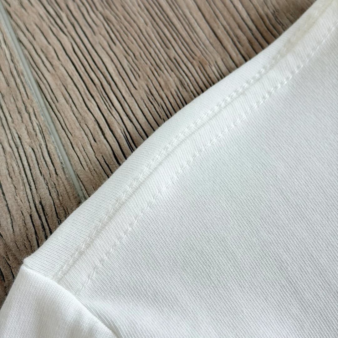 Шов на плече белого лонгслива Chrome Hearts