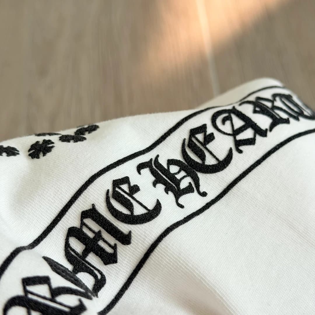 Деталь принта на спине белого лонгслива Chrome Hearts