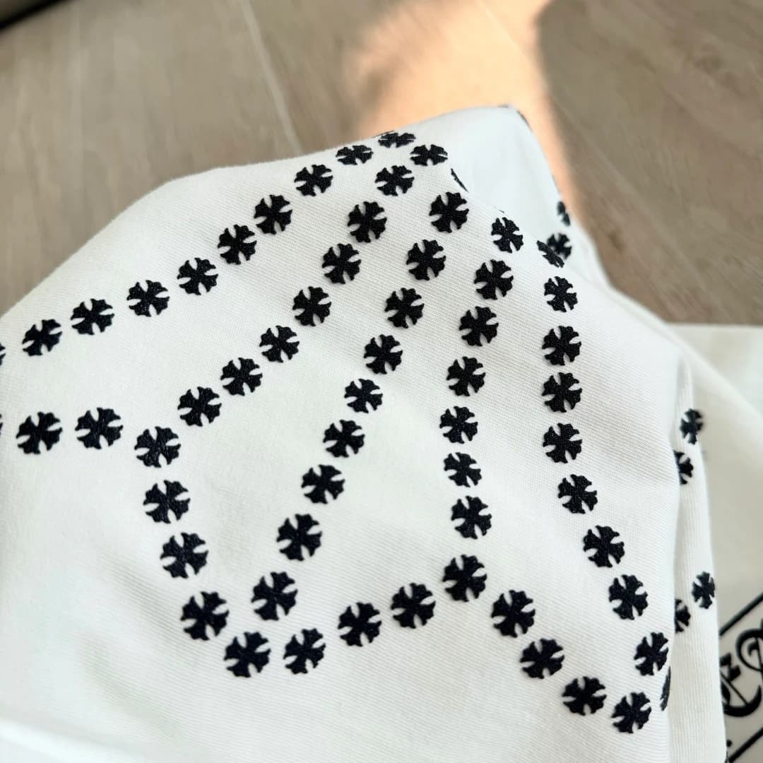 Текстура принта на белом лонгсливе Chrome Hearts