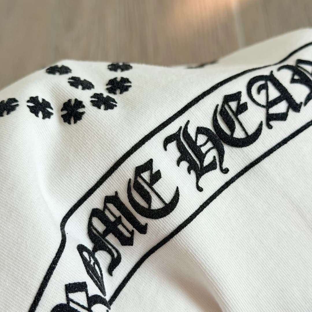 Деталь надписи Chrome Hearts на белом лонгсливе