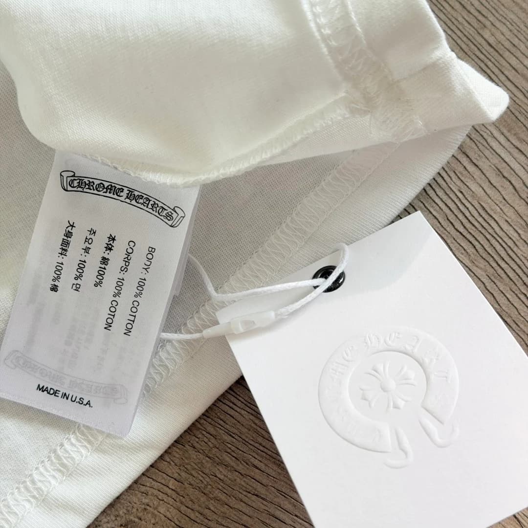 Бирка с составом белого лонгслива Chrome Hearts