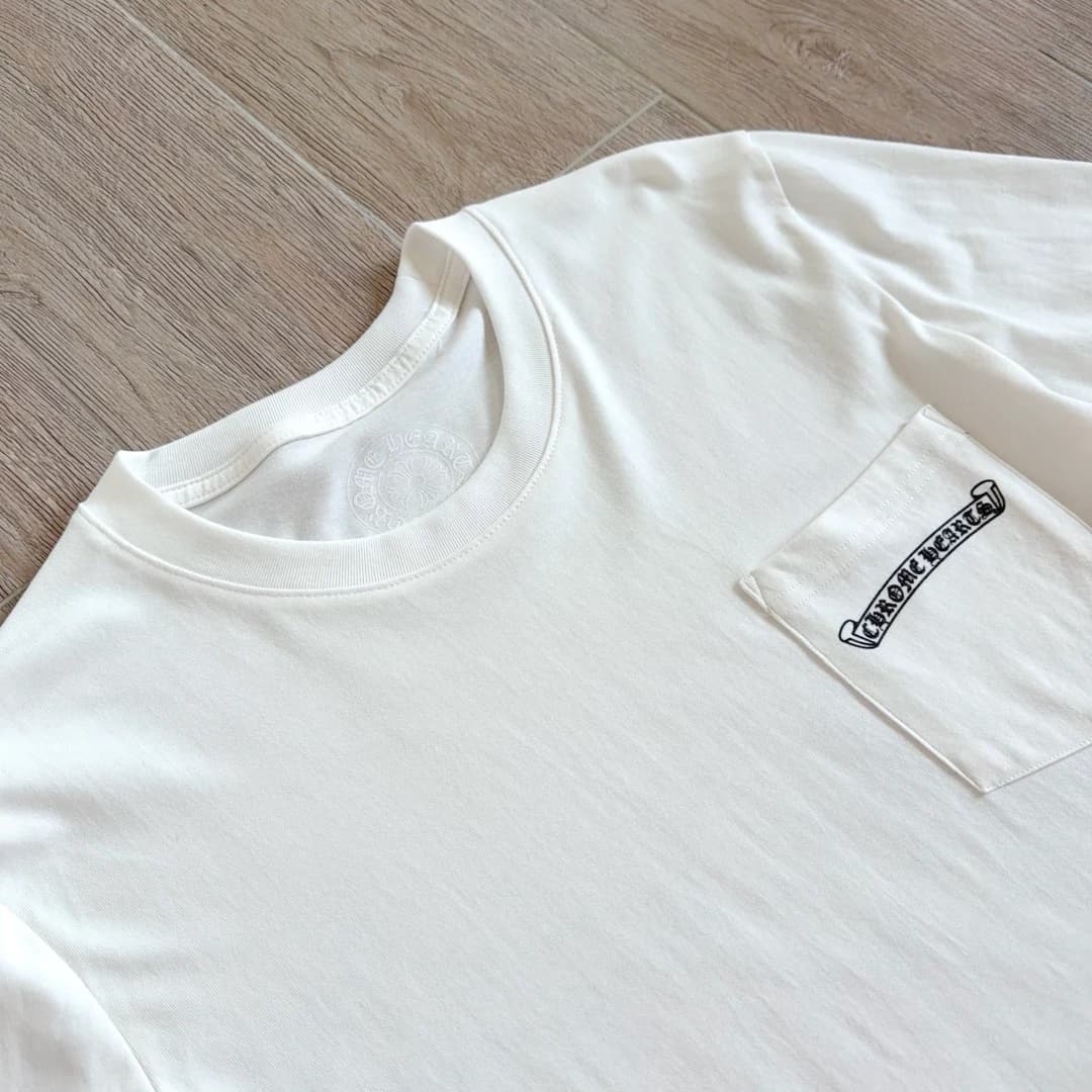 Накладной карман на белом лонгсливе Chrome Hearts