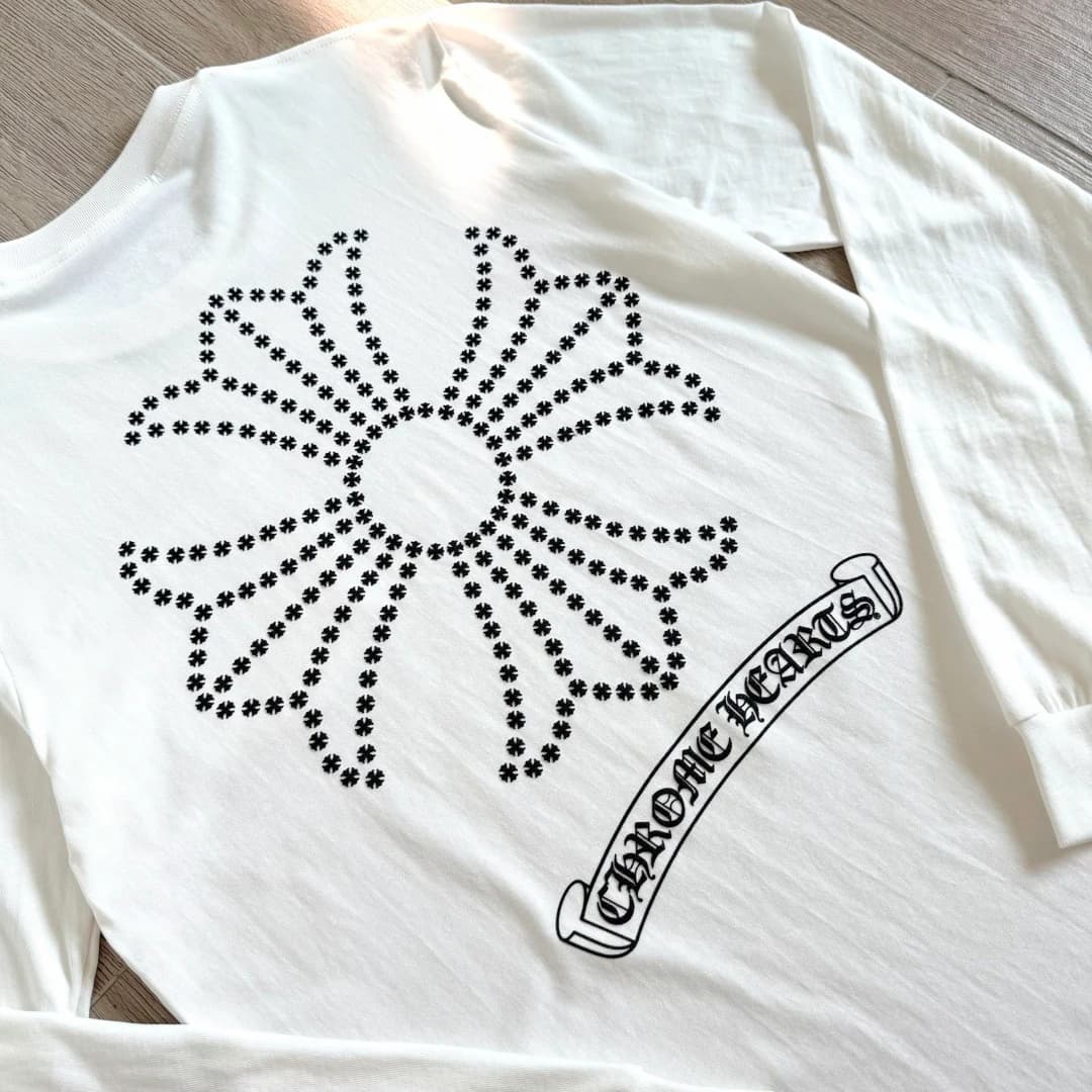 Принт на спине белого лонгслива Chrome Hearts
