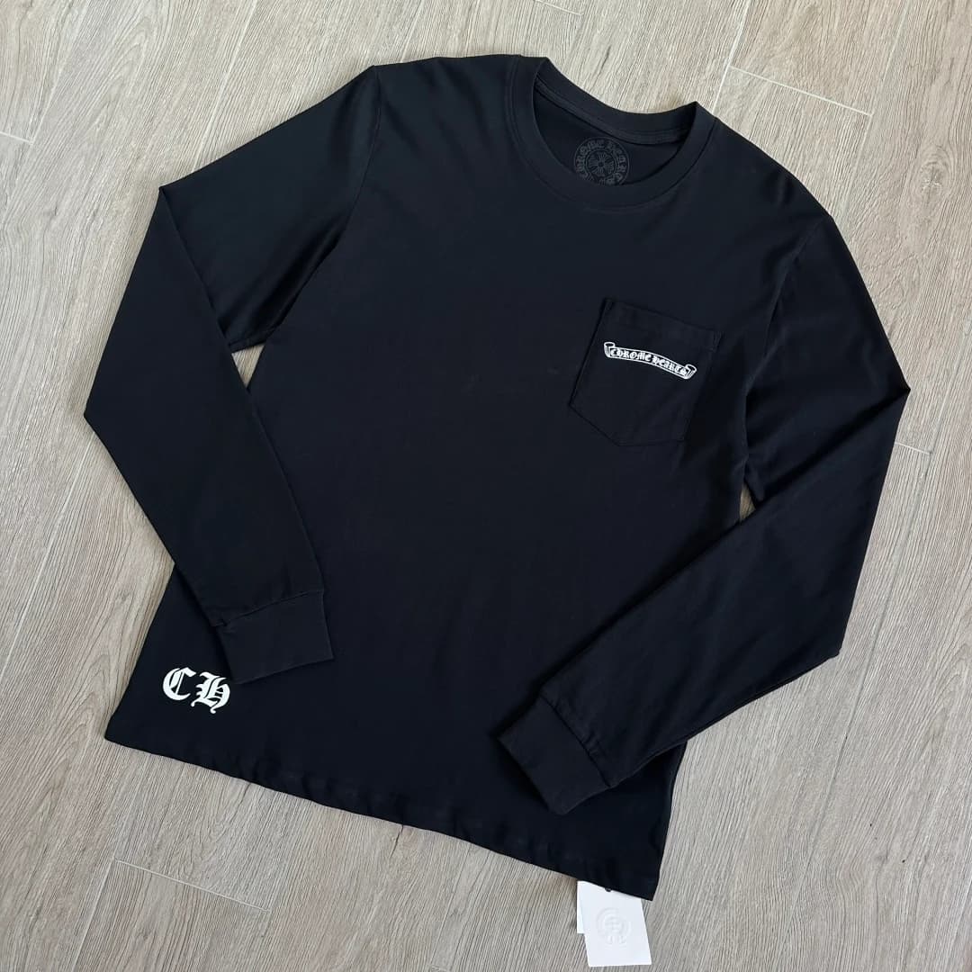 Черный лонгслив Chrome Hearts под углом