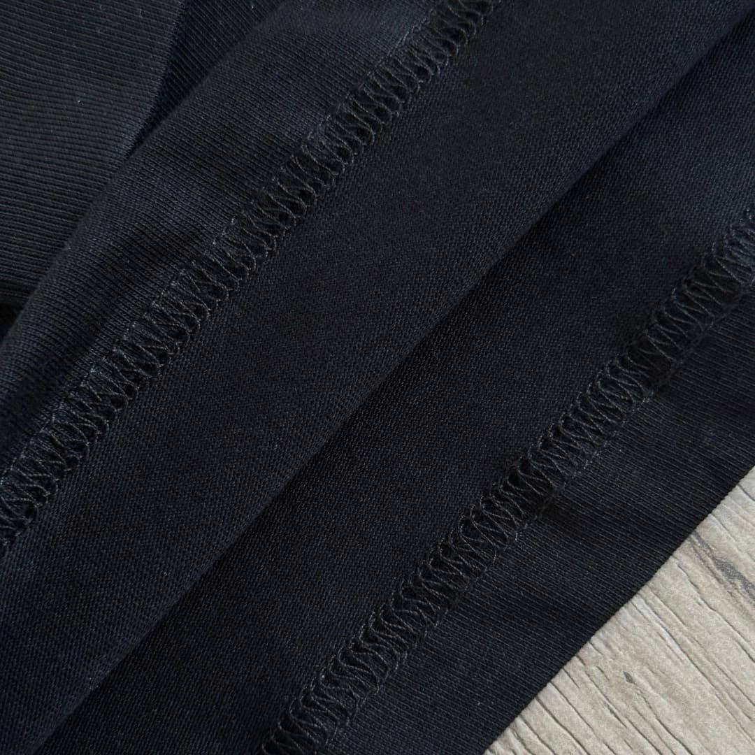 Шов черного лонгслива Chrome Hearts