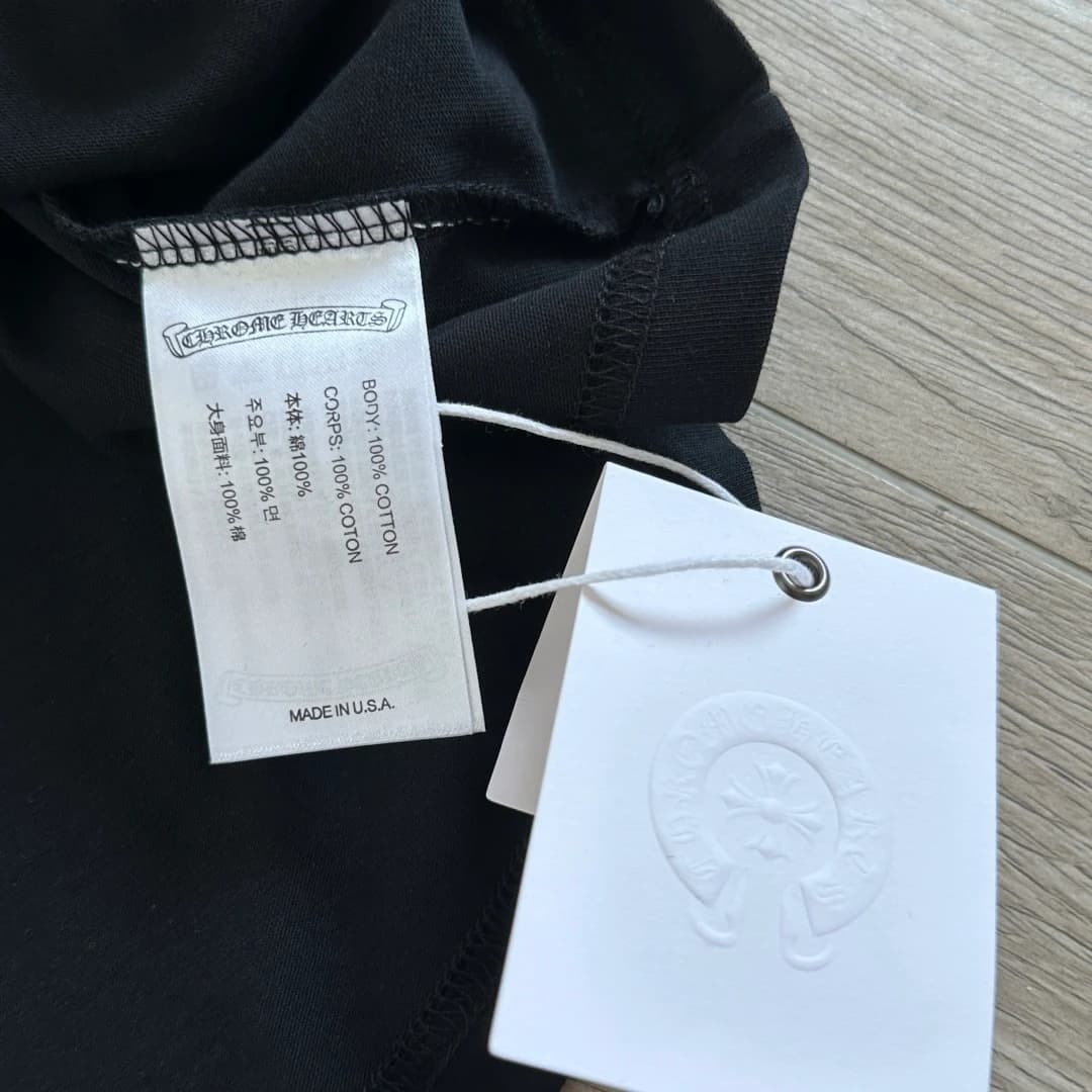 Бирка с составом черного лонгслива Chrome Hearts
