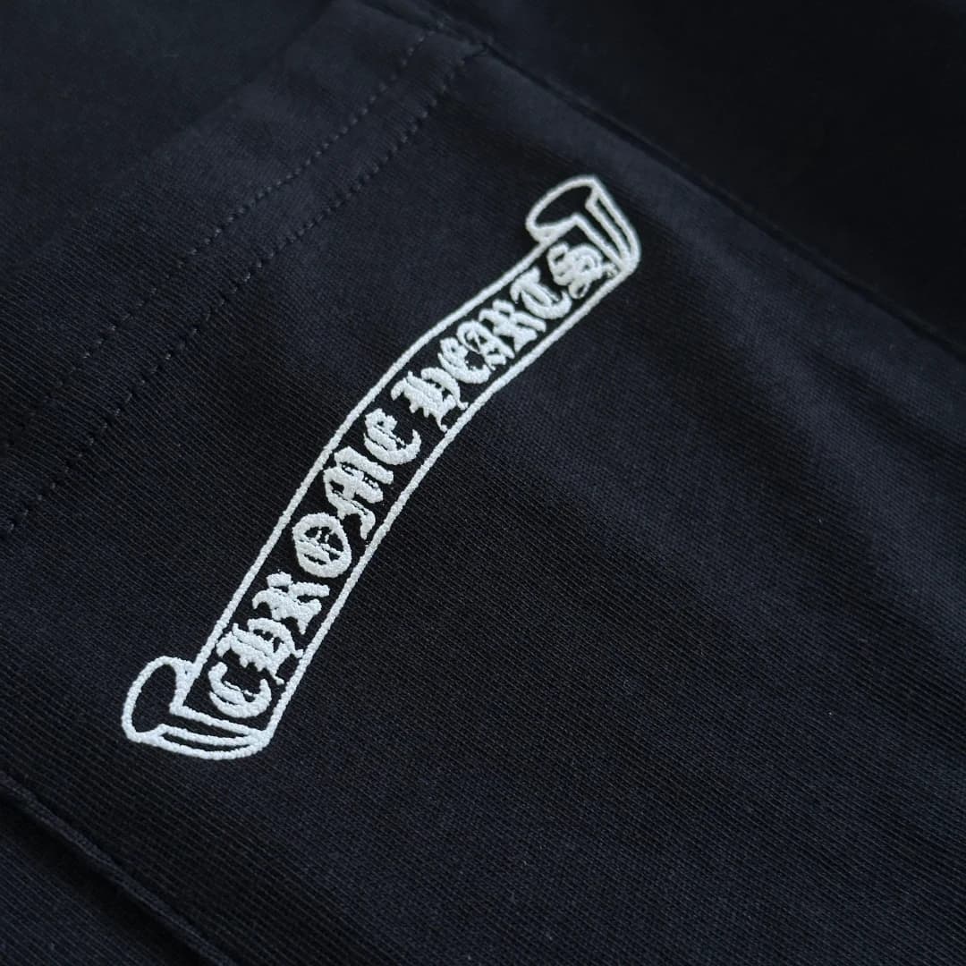 Логотип на кармане черного лонгслива Chrome Hearts