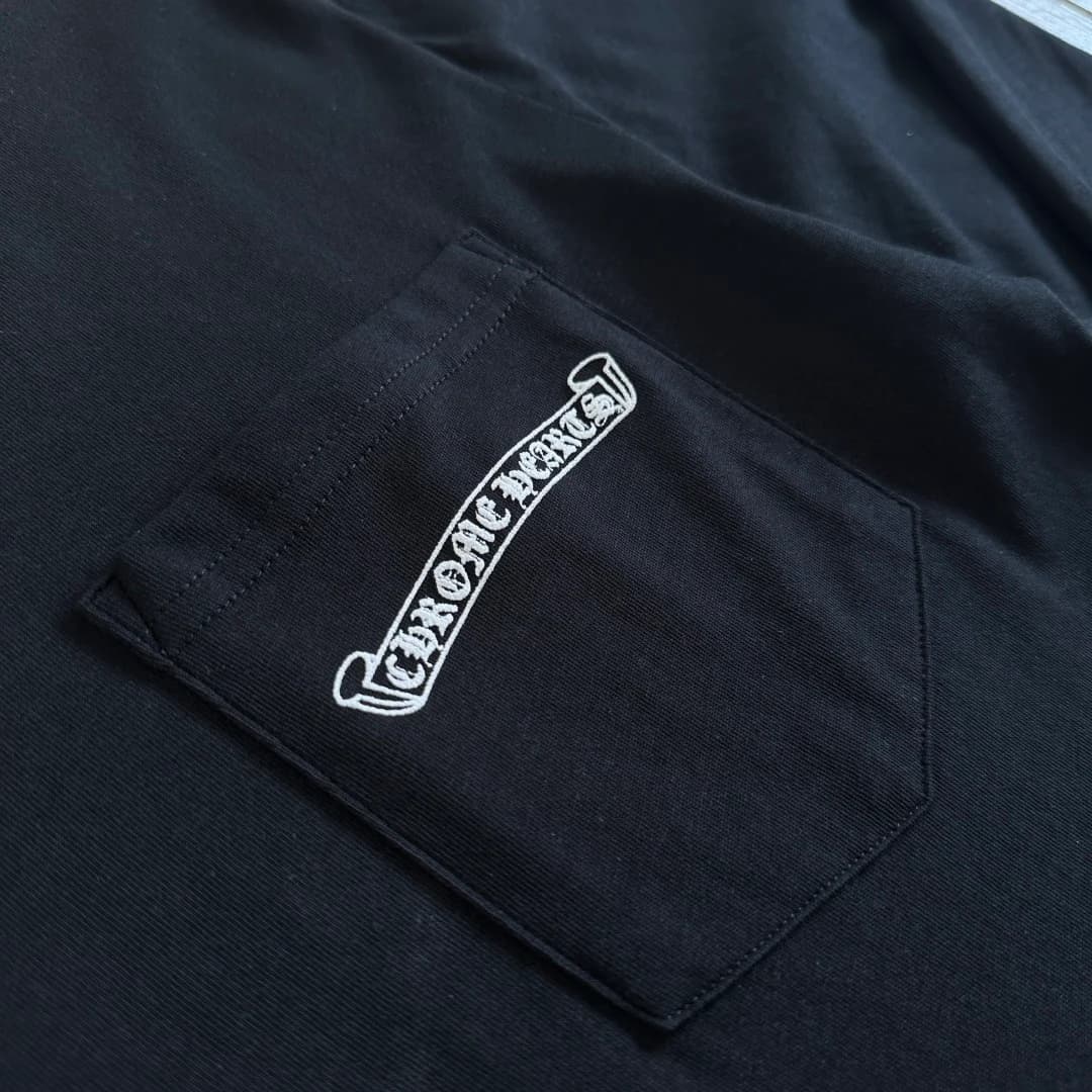 Накладной карман на черном лонгсливе Chrome Hearts