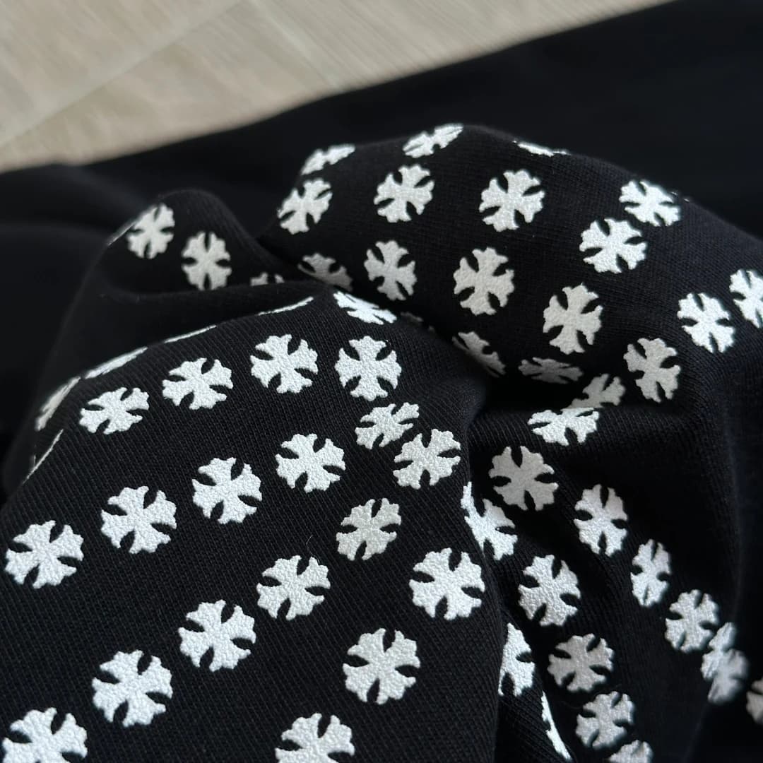 Текстура принта на черном лонгсливе Chrome Hearts
