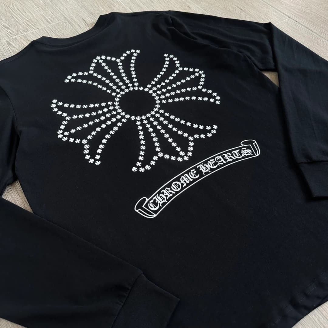 Принт на спине черного лонгслива Chrome Hearts