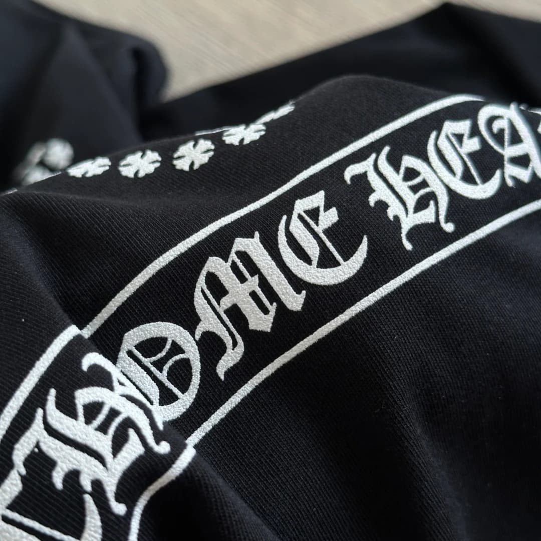 Деталь принта на спине черного лонгслива Chrome Hearts