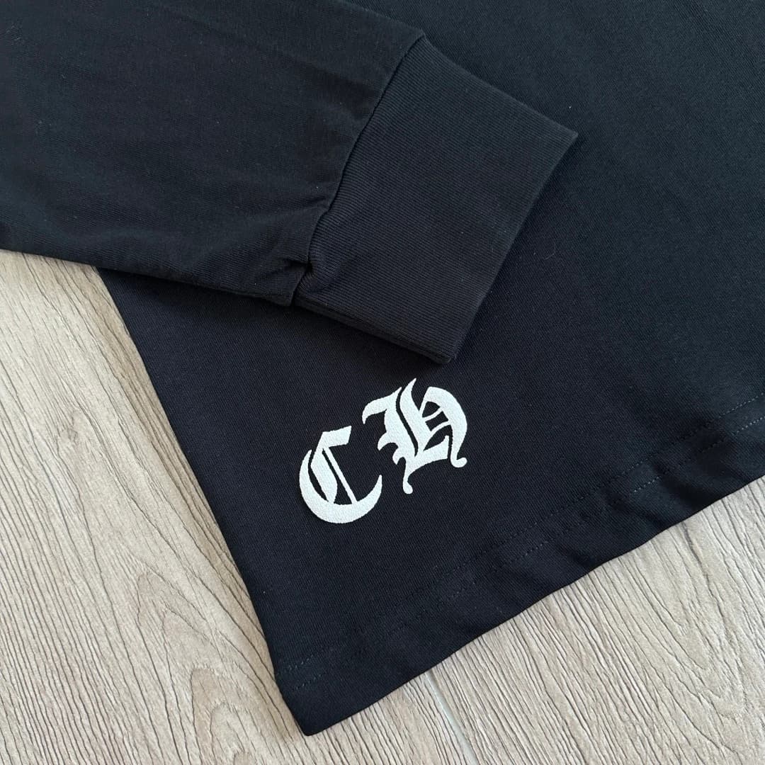 Вышивка CH на манжете черного лонгслива Chrome Hearts