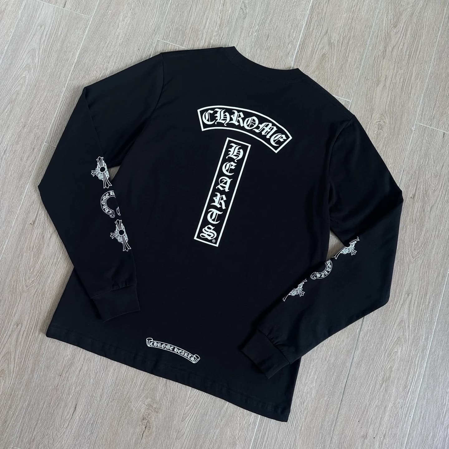 Черный лонгслив Chrome Hearts с принтами, вид со спины