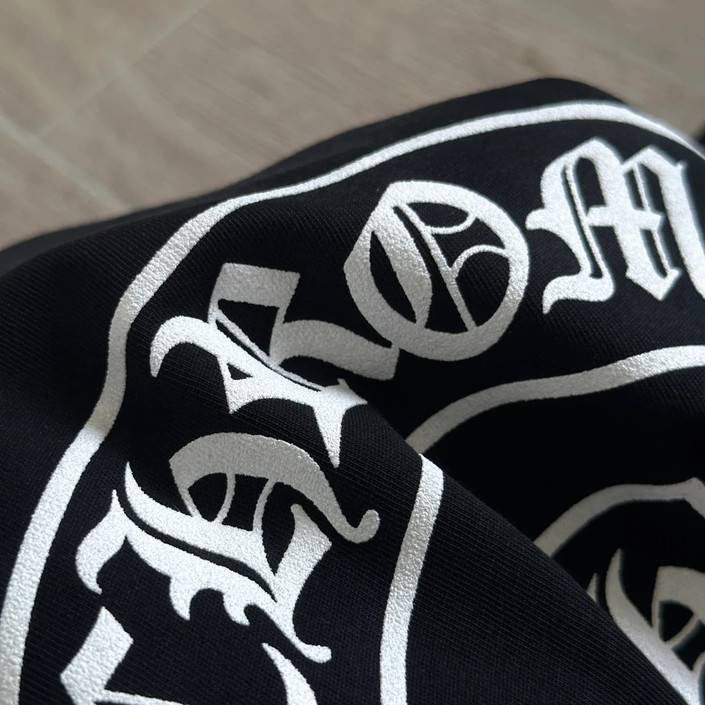 Текстура ткани и принта черного лонгслива Chrome Hearts