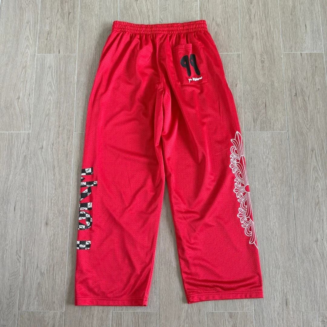 Красные сетчатые штаны Chrome Hearts, вид сзади