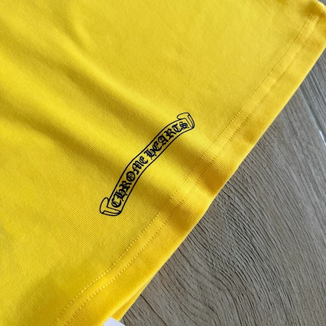 Крупный план текстового принта Chrome Hearts на желтом фоне