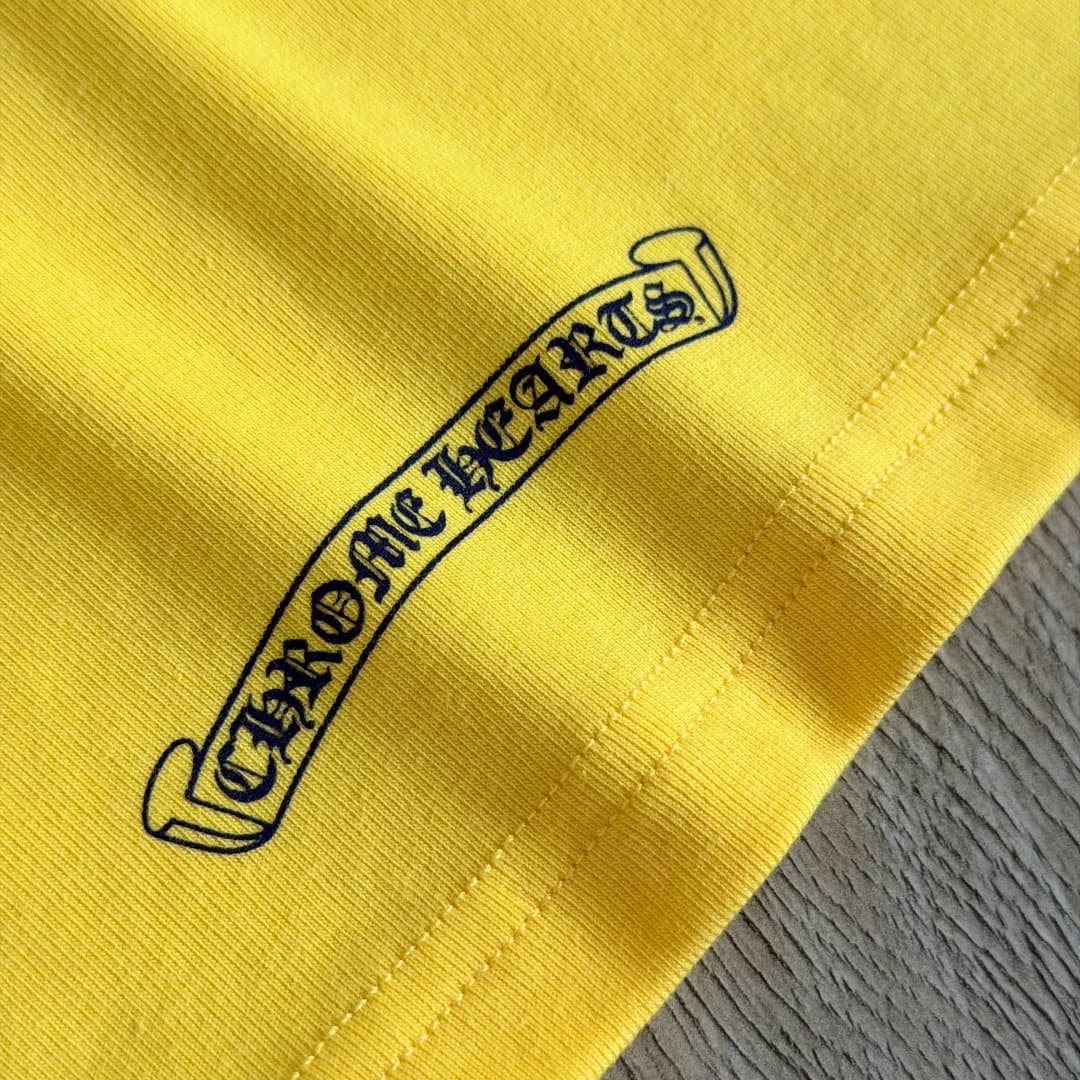 Текстовый принт Chrome Hearts на нижнем крае желтого топа