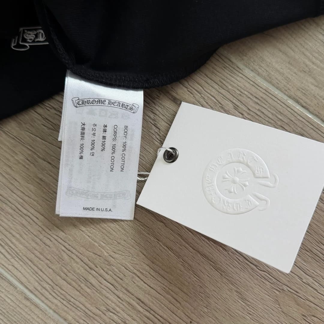 Ярлык с составом 100% хлопок на платье Chrome Hearts