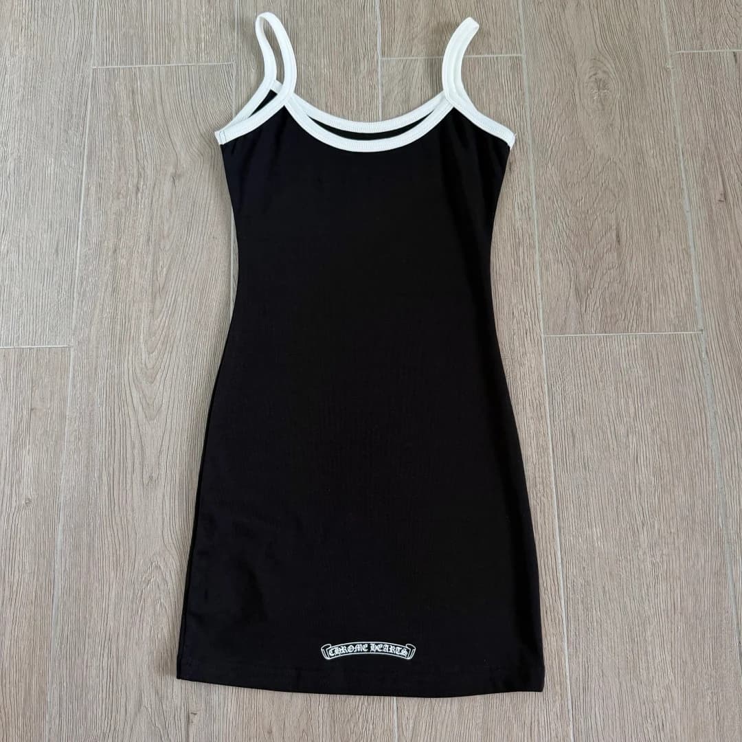 Черное платье Chrome Hearts, вид сзади