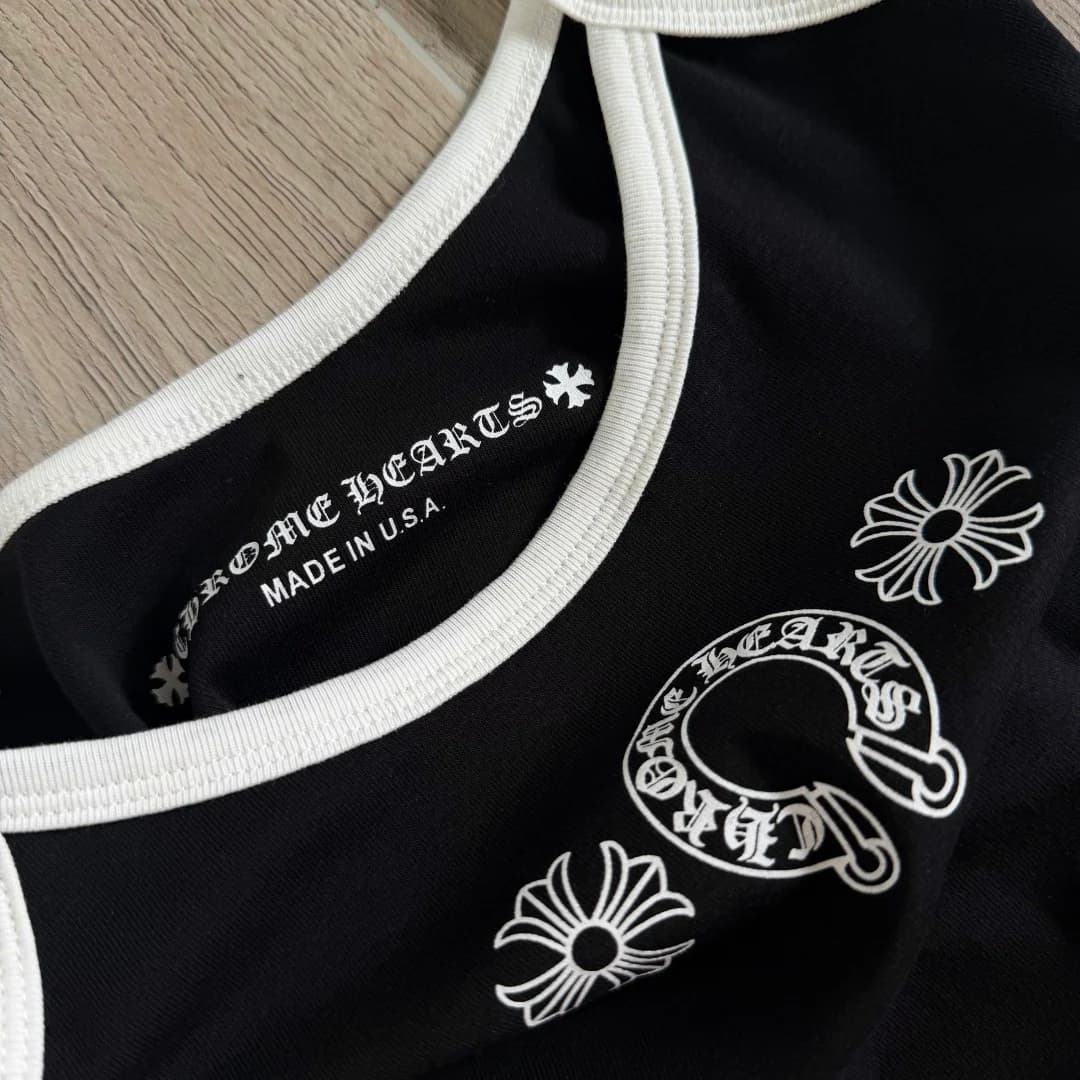 Деталь выреза и принта на платье Chrome Hearts