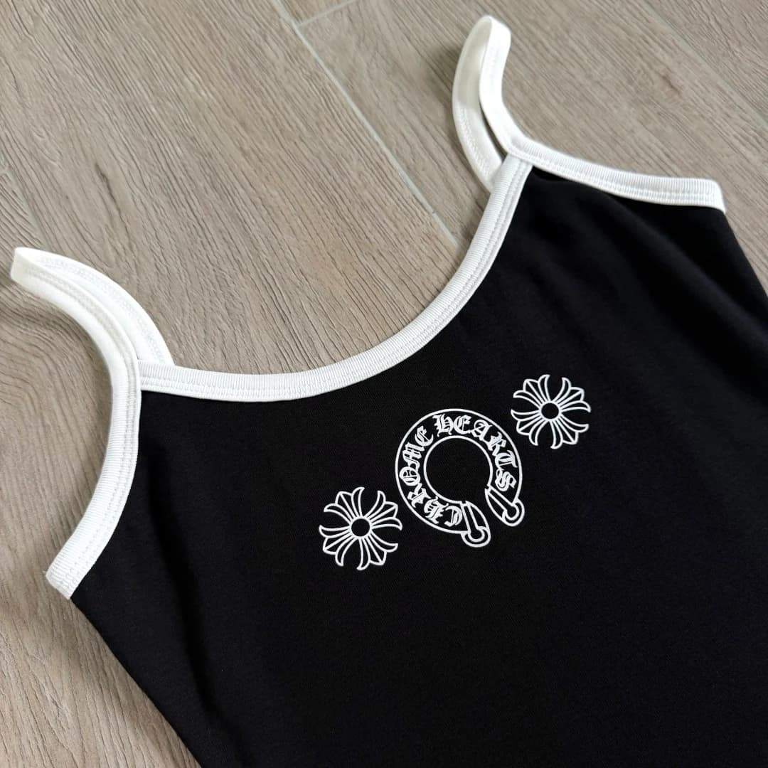 Принт с подковой на груди платья Chrome Hearts