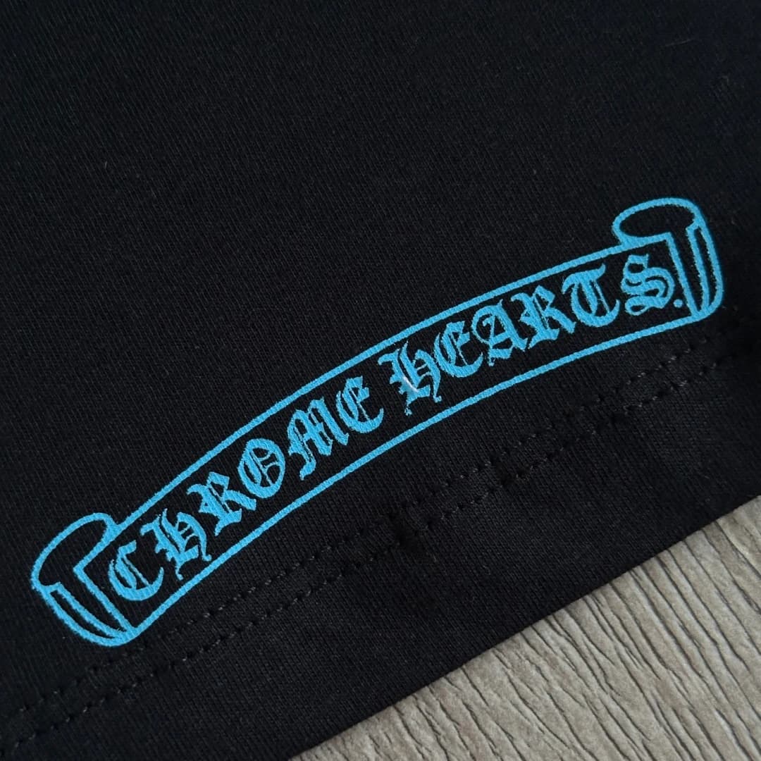 Горизонтальный принт Chrome Hearts на нижней части спины