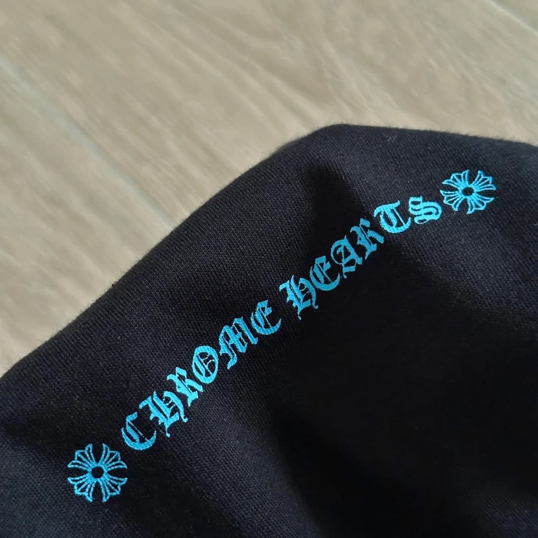 Принт Chrome Hearts на груди крупным планом