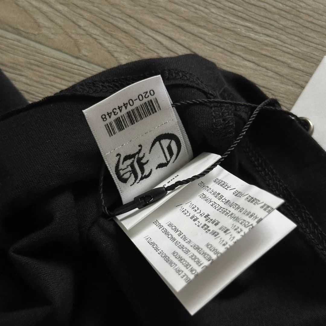 Внутренние бирки и ярлыки футболки Chrome Hearts