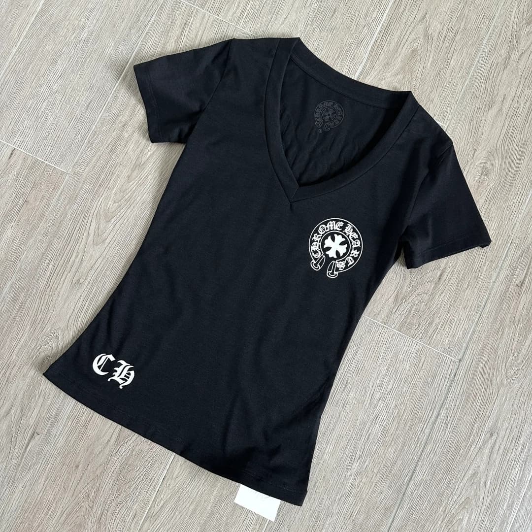 Черная женская футболка Chrome Hearts с V-образным вырезом под углом