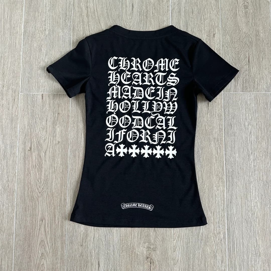 Черная женская футболка Chrome Hearts с V-образным вырезом, вид со спины с принтом