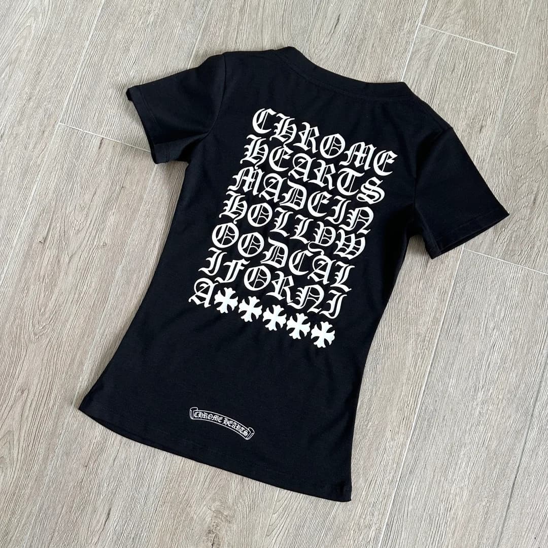Черная женская футболка Chrome Hearts с V-образным вырезом, вид со спины под углом